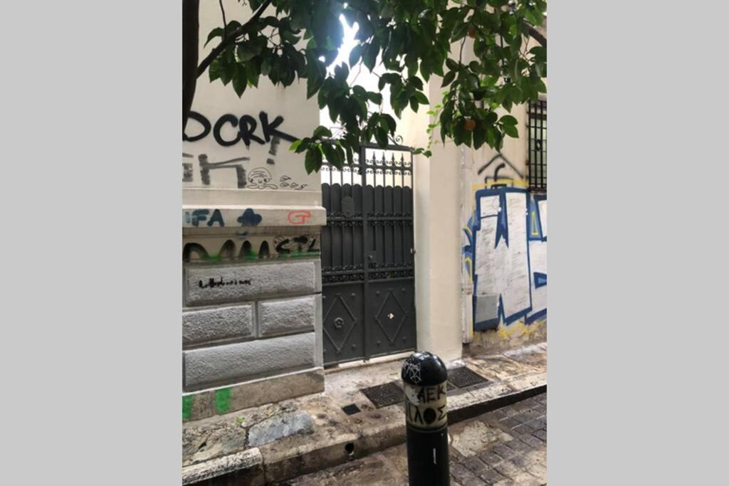 Exarcheia: Independent Ground Floor House. Apartment Атина Екстериор снимка